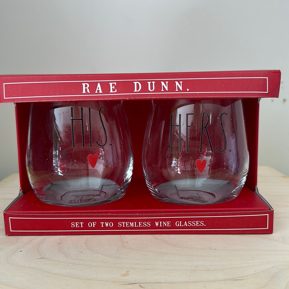 Cute Rae Dunn wine Glass set!